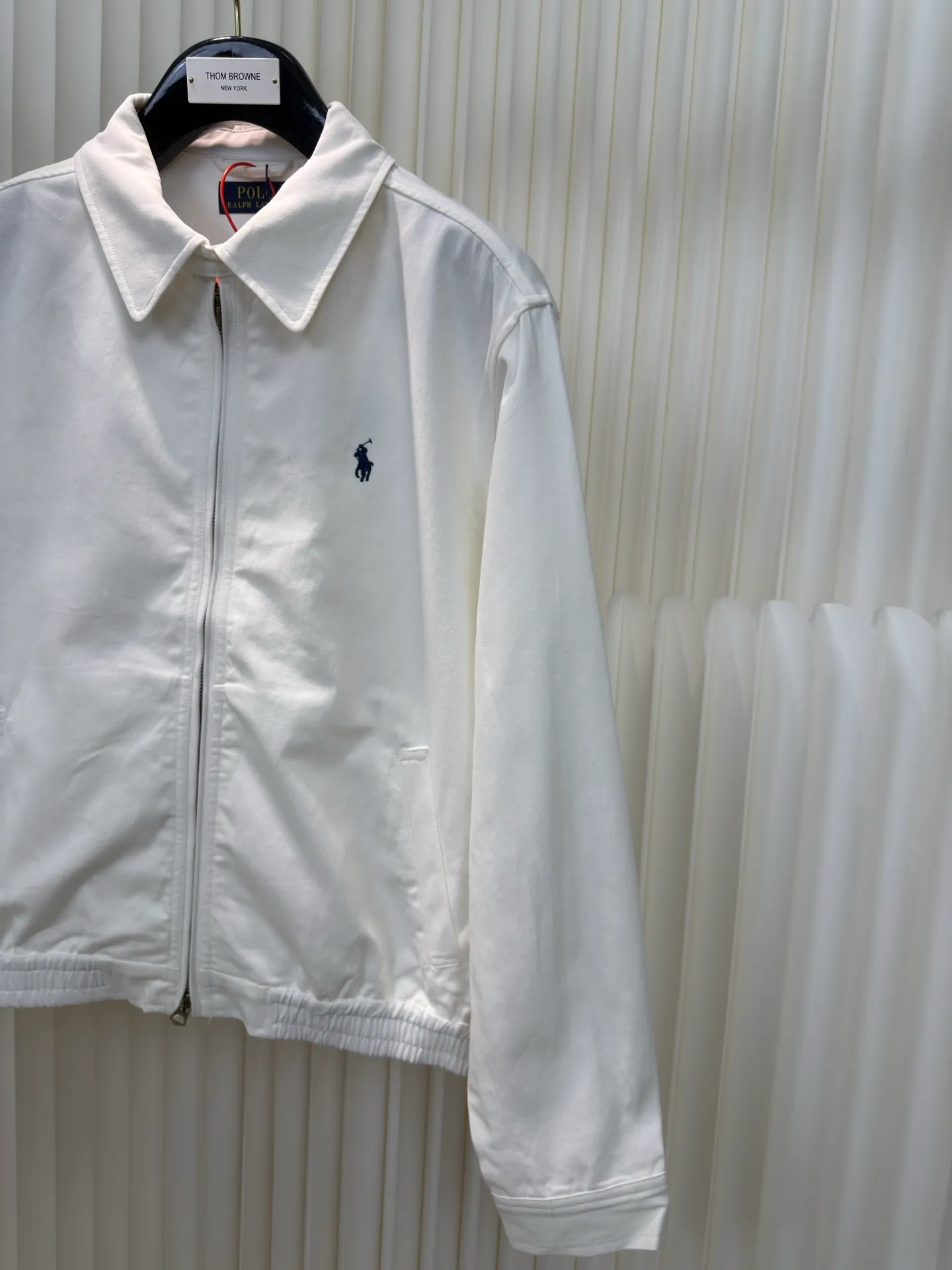 P490 Ralph Lauren embroidered zipper jacket. Customized cloud-velvet white twill cotton. Soft and silky. Comfortable against the skin. Dressed in pure white. Exuding innate elegance. Exquisite indigo pony logo embellished with it. Fully recognizable. Bringing a breath of freedom and vitality. Pure and smart color symphony. Reconstructing classics with neat silhouettes. Defining modern relaxation with versatile genes. Using imported machine embroidery technology. Using advanced computer control systems and precision mechanical components. Realize the iconic pony embroidery operation with high precision and smooth and delicate lines. Template machine bag opening. Preset templates guide the position, shape and size of the bag opening. Accuracy ensures the quality of the bag opening effect. The hem is made in one go using a three-needle waist-drawing machine. The elastic band and fabric are sewn together in the same process using the machine's special needle position and feeding mechanism. The three-needle design is stronger and can evenly distribute pressure to ensure that the elastic band and the fabric are tightly fitted. The fabrics have been washed. Better feel and texture, not easy to deform, not easy to shrink, not easy to fade, maintain long-term beauty, size: S M L XL